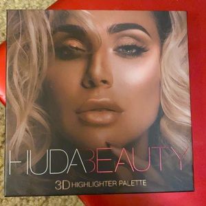 Huda Beauty 3D Highlighter Palette.